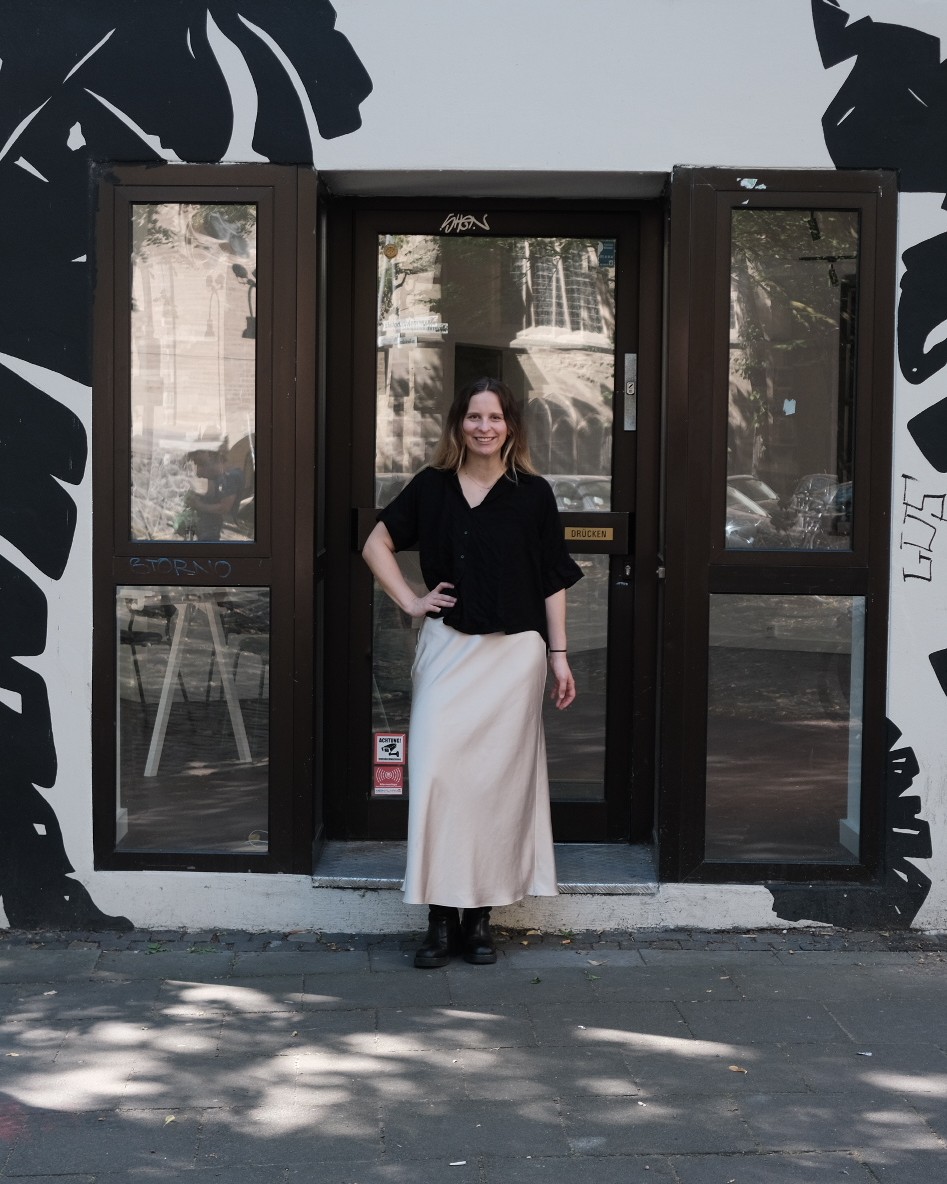 Tirza Cramer vor dem Eingang der Praxis